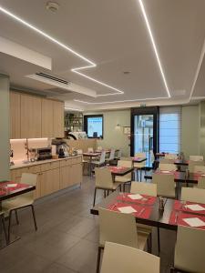 une salle à manger vide avec des tables et des chaises dans l'établissement Hotel Restaurant Forum, à Beausoleil