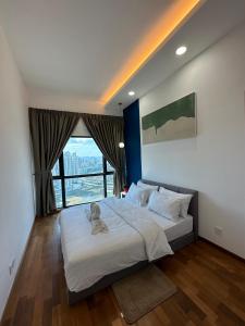 una camera da letto con un letto con un orsacchiotto sopra di Reizz Residence By D'Amour a Kuala Lumpur