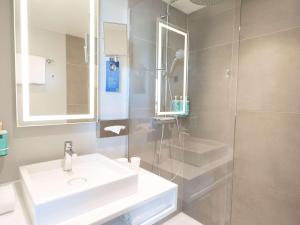 Um banheiro em Novotel Angers Centre Gare