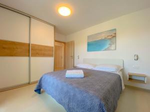 ein Schlafzimmer mit einem großen Bett in einem Zimmer in der Unterkunft Sofia G in Novigrad Istria