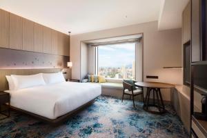 Hilton Hiroshima客房内的一张或多张床位