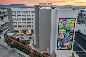 budynek z malowidłem na boku w obiekcie Cambria Hotel Burbank Airport w mieście Burbank