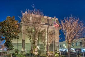un edificio con una bandera americana encima en Country Inn & Suites by Radisson, Metairie New Orleans , LA, en Metairie