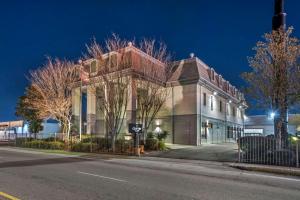 a building on the side of a street at night at Country Inn & Suites by Radisson, Metairie New Orleans , LA in Metairie