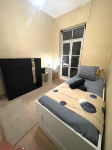 a bedroom with a bed and a desk and a window at Studio centre-ville 13 in Besançon