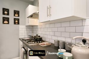 Fosse Road North By Oak Stays Short Lets & Serviced Accommodation Leicester With Free WiFi في ليستر: مطبخ مع موقد وبعض القدور والمقالي