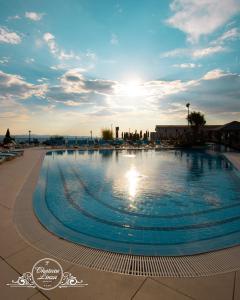 Bazén v ubytování Chateau Linza Resort nebo v jeho okolí