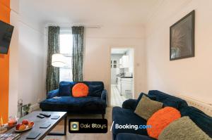 sala de estar con sofá azul y silla en Fosse Road North By Oak Stays Short Lets & Serviced Accommodation Leicester With Free WiFi en Leicester