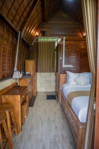 sypialnia z łóżkiem i biurkiem w pokoju w obiekcie Abing Dalem - Villa Durian w mieście Tabanan