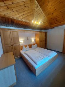 クリムルにあるPension Graber Krimmlの木製天井の客室の大型ベッド1台分です。