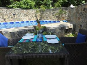 une table avec plaques et ananas en dessus dans l'établissement Koratuwa - Dickwella, à Dikwella