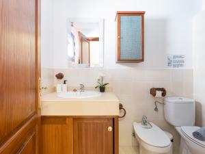 a bathroom with a sink and a toilet at Casa Joral, para surfear en Famara in Famara +26 photos