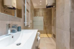 Sette Chiese Apartments في بولونيا: حمام مع حوض أبيض ومرحاض