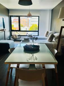 a living room with a table and a couch at Seaport Apartments STUDIO Rivadavia H in Ushuaia