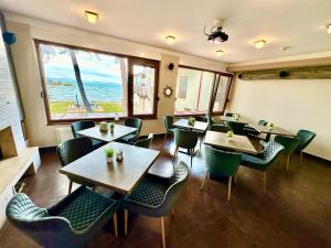 ein Restaurant mit Tischen und Stühlen und Meerblick in der Unterkunft Royal Mediterran in Siófok