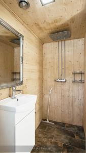 La salle de bains est pourvue d'un lavabo et d'un miroir. dans l'établissement Juusa cabin, à Otepää