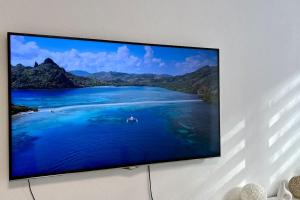 TV a/nebo společenská místnost v ubytování Neue Wohnung für 4 Küche Terrasse