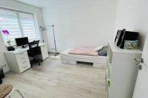 TV a/nebo společenská místnost v ubytování Neue Wohnung für 4 Küche Terrasse