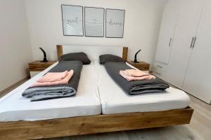 1 cama con 2 almohadas en una habitación en ganze Ferienwohnung 73m² in Wittlich, en Wittlich