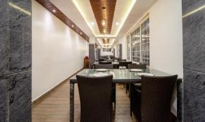 A restaurant or other place to eat at Treebo Trend Skydale Premium Suites - 1500 Mtrs From Ooty Lake