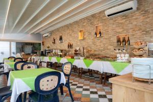 ルッカにあるCastello dei Templariの緑と白のテーブルと椅子が備わるレストラン