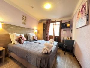 Postel nebo postele na pokoji v ubytování Hôtel Du Cheval Blanc Barcelonnette
