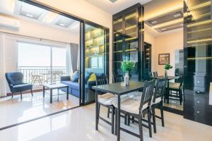 Posezení v ubytování Luxury 31st Top Floor Condo with Swimming Pool