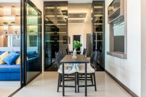 una sala da pranzo con tavolo e sedie di Luxury 31st Top Floor Condo with Swimming Pool a Chiang Mai