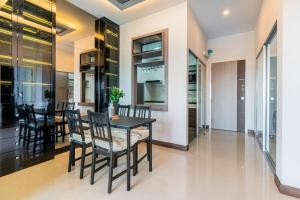 Posezení v ubytování Luxury 31st Top Floor Condo with Swimming Pool