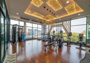 Fitness centrum a/nebo fitness zařízení v ubytování Luxury 31st Top Floor Condo with Swimming Pool