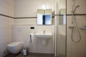 Ένα μπάνιο στο Haus-Zur-Mole-Wohnung-15-Morgensonne +10 φωτογραφίες