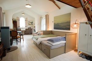 1 dormitorio con 1 cama y comedor en The Carton Store Loft Apt, en Cork