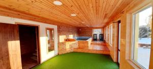 een kamer met een groene vloer in een huis bij RelaxRitual in Līči