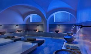 una piscina con iluminación azul en el baño en Million Stars Mykonos en Mykonos