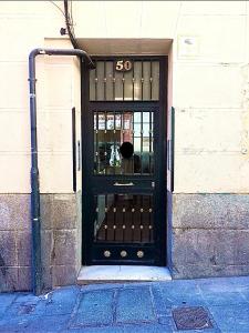 マドリードにあるAcogedor apartamento en el Centro de Madridの制限速度建物の玄関