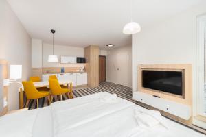ein Hotelzimmer mit einem Bett und einem TV in der Unterkunft Bel Mare 402D in Misdroy