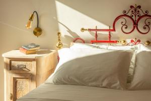 Schlafzimmer mit einem Bett mit rotem Kopfteil in der Unterkunft ALFA COUNTRY HOUSE Villa Salento in Lequile