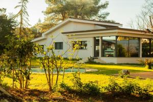 ein Haus mit Garten davor in der Unterkunft ALFA COUNTRY HOUSE Villa Salento in Lequile