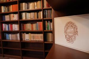 una foto de una estantería con libros en Aurelia Maison, en Verona