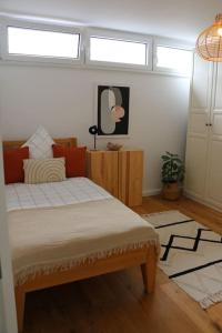 een slaapkamer met een bed in een kamer met ramen bij Gemütliches Traumhaus im Grünen in Swisttal