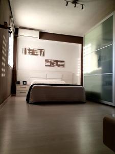 - une chambre avec un grand lit et une fenêtre dans l'établissement Albufera Rooms, à Valence