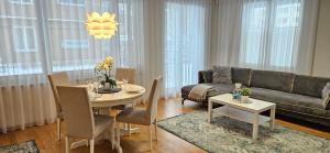 sala de estar con mesa y sofá en City Center Bright Home, en Tallin