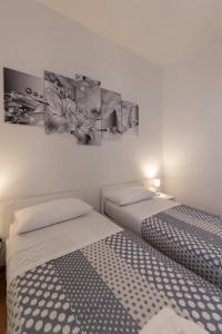 2 camas en una habitación pequeña con 2 camas individuales en Casa vacanze Il Pugnalone, en Acquapendente