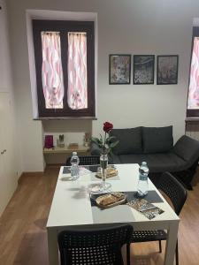 sala de estar con mesa y sofá en Casa vacanze Il Pugnalone, en Acquapendente