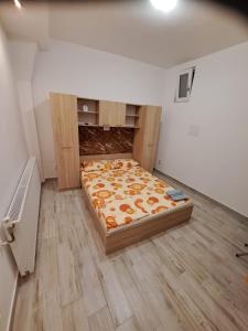 a bedroom with a bed in the middle of a room at Memorandului Residence in Timişoara