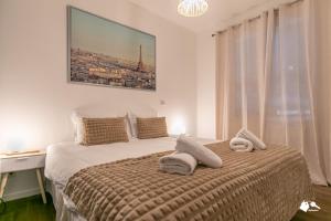 a bedroom with a bed with towels on it at MBA - Splendide Appart - Patay 2 - Proche Bercy in Paris