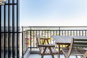 Balkón nebo terasa v ubytování Luxury 31st Top Floor Condo with Swimming Pool
