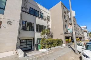 an apartment building on the corner of a street at Charming apt in Pacific Heights in San Francisco