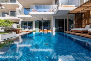 a swimming pool in the middle of a house at GuestReady - Private Pool at the FIVE in Dubai