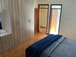 Cama ou camas em um quarto em Alpha Luxury homes fully furnished 3 bedroom Apartment